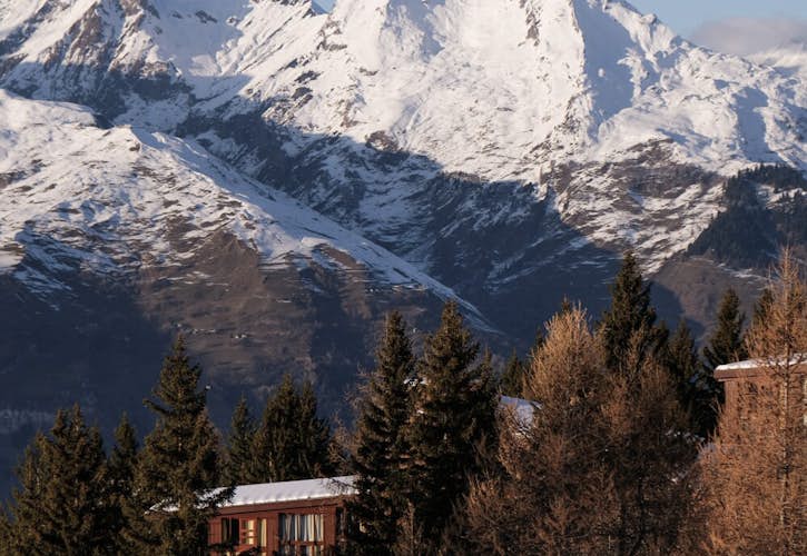 Cour aux Arcs avec congères et petites maisons en bois dans les montagnes enneigées d'hiver 