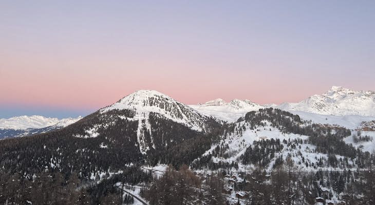 Coucher de soleil en soirée sur les montagnes en hiver à La Plagne