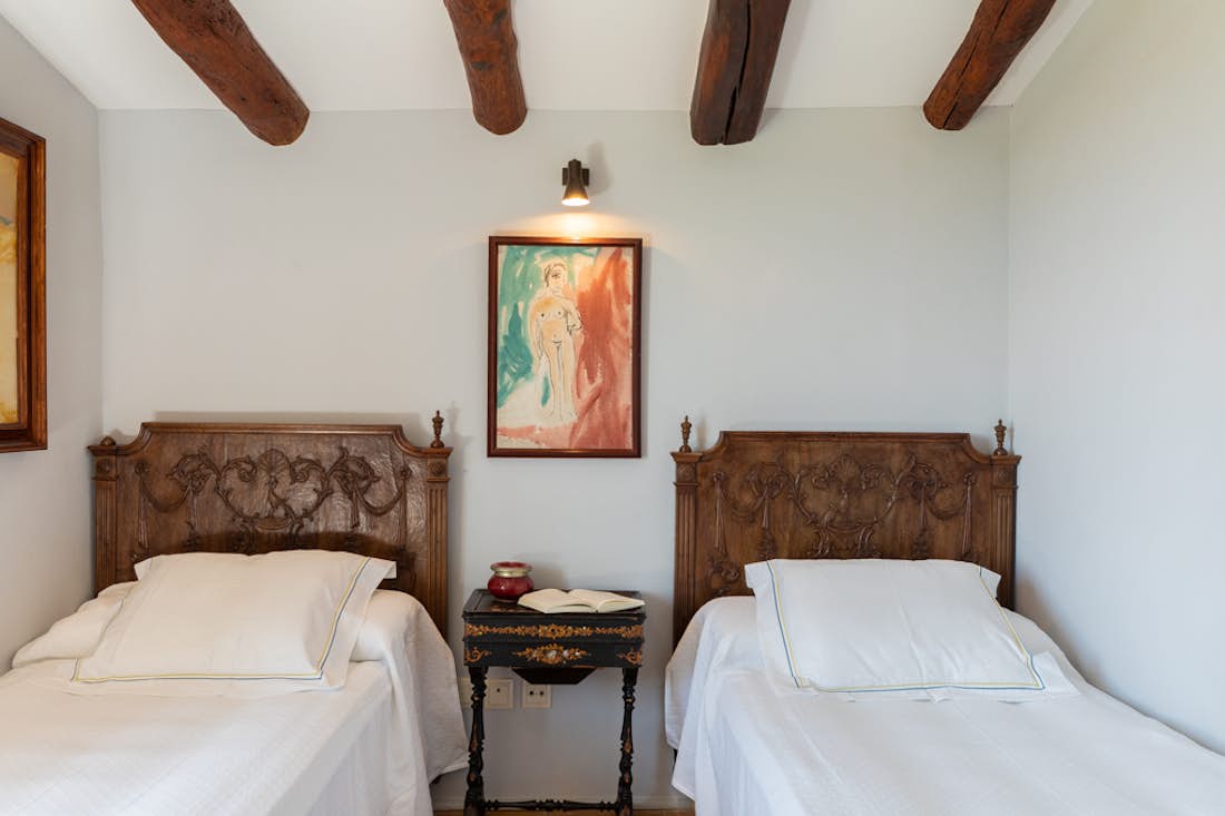 Chambre double confortable Masia Mas Gotas vues sur la montagne  Costa Brava