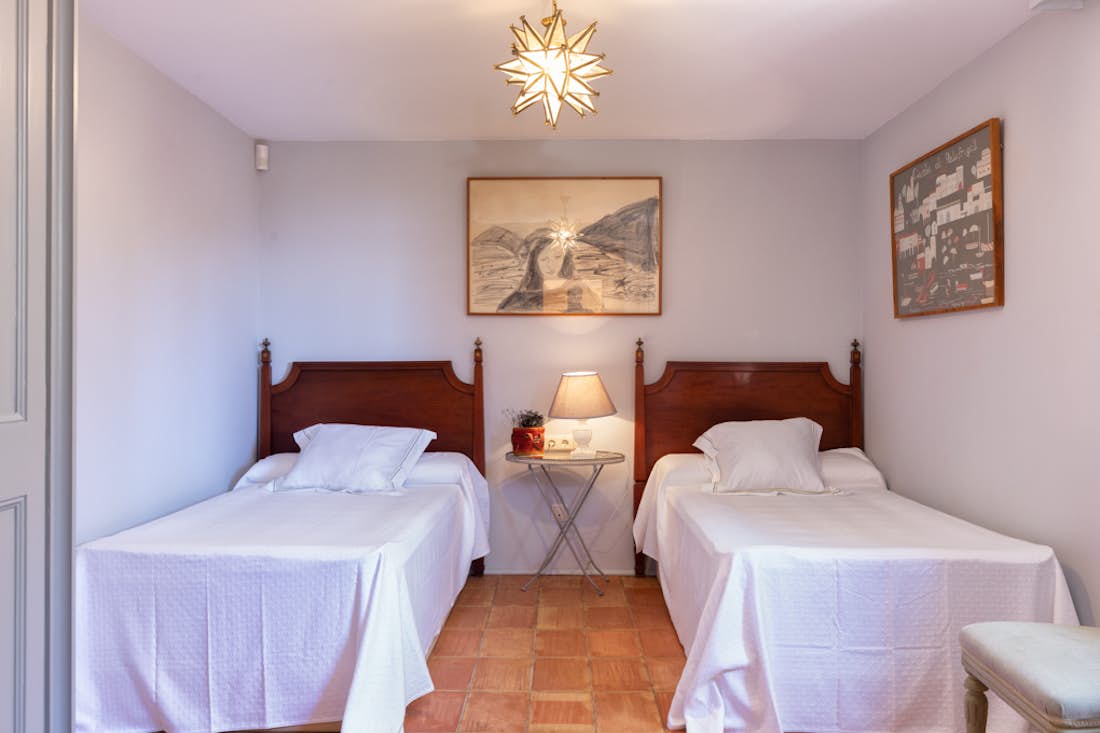 Chambre double confortable Masia Mas Gotas vues sur la montagne Costa Brava