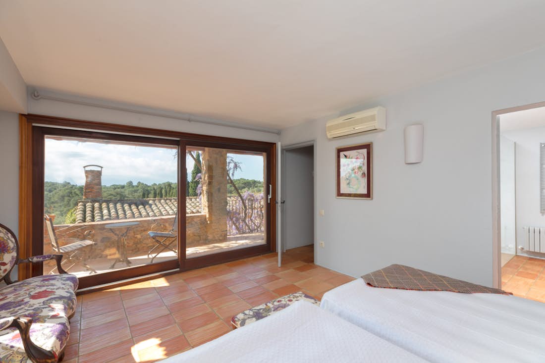 Chambre double confortable Masia Mas Gotas vues sur la montagne  Costa Brava