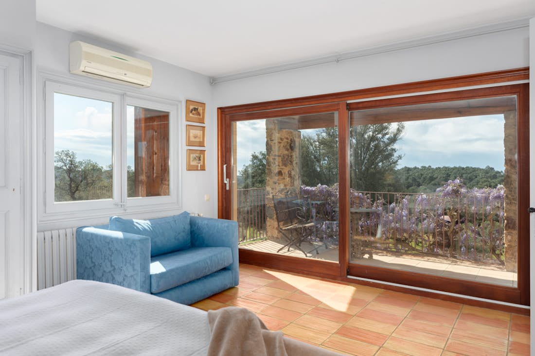 Costa Brava location - Finca Mas Gotas  - Chambre double avec salle de bain dans Masia Mas Gotas et vues sur la montagne à Costa Brava