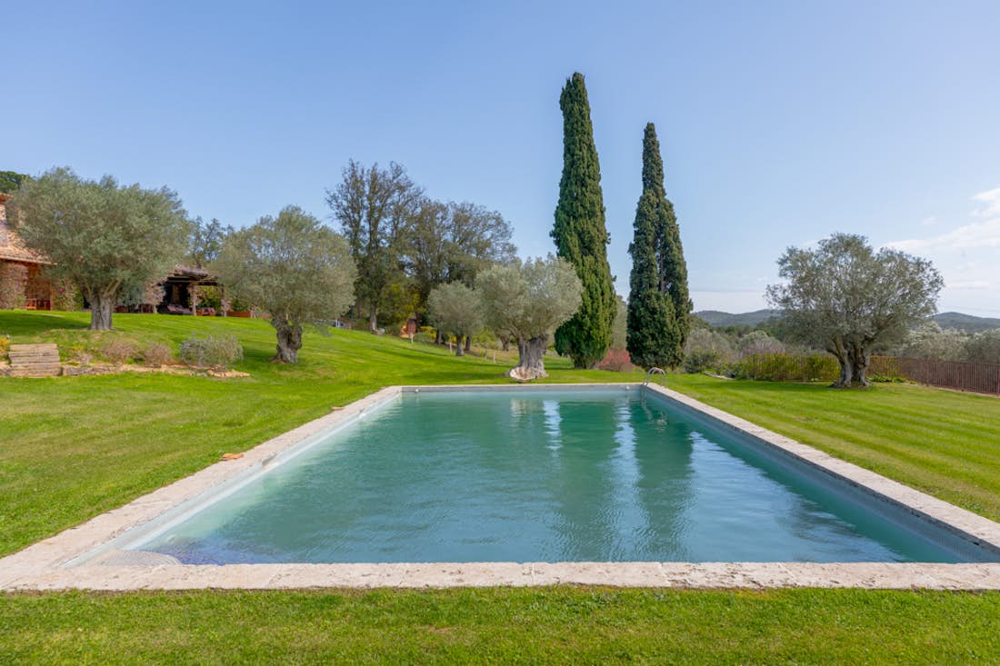 piscine privée Masia Mas Gotas de luxe vues sur la montagne Costa Brava