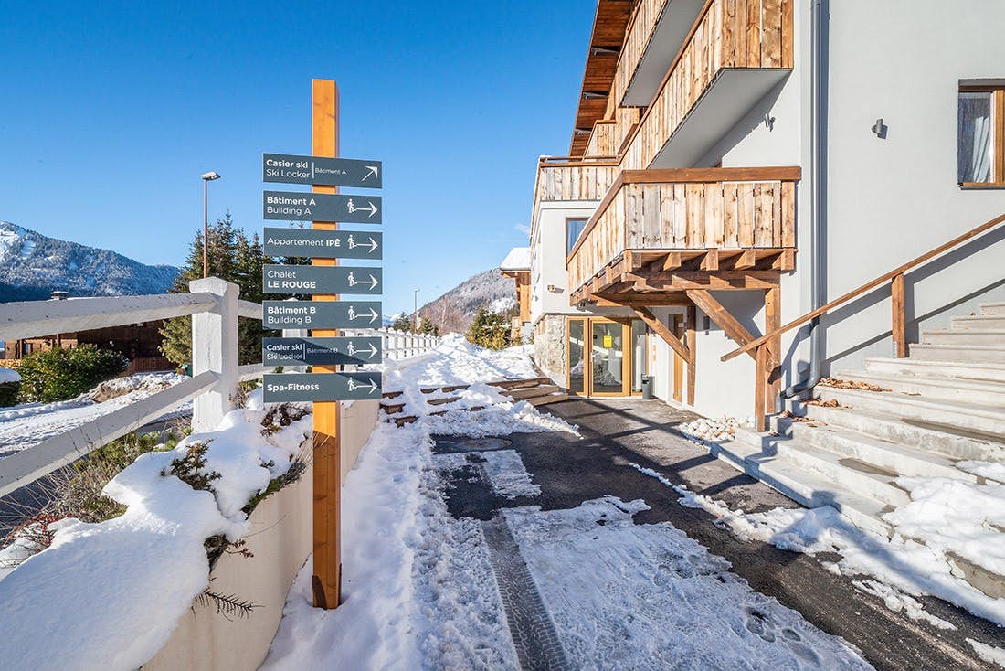 Outside view mountain chalet snow winter ski apartment Takian in Morzine