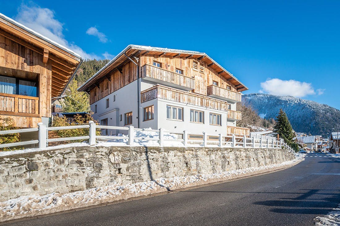 Outside view mountain chalet snow winter alps apartment Ipê in Morzine