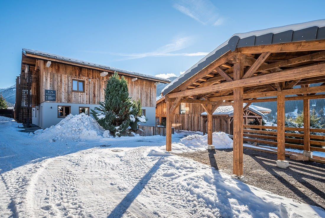 Outside view mountain chalet snow winter ski apartment Meranti in Morzine