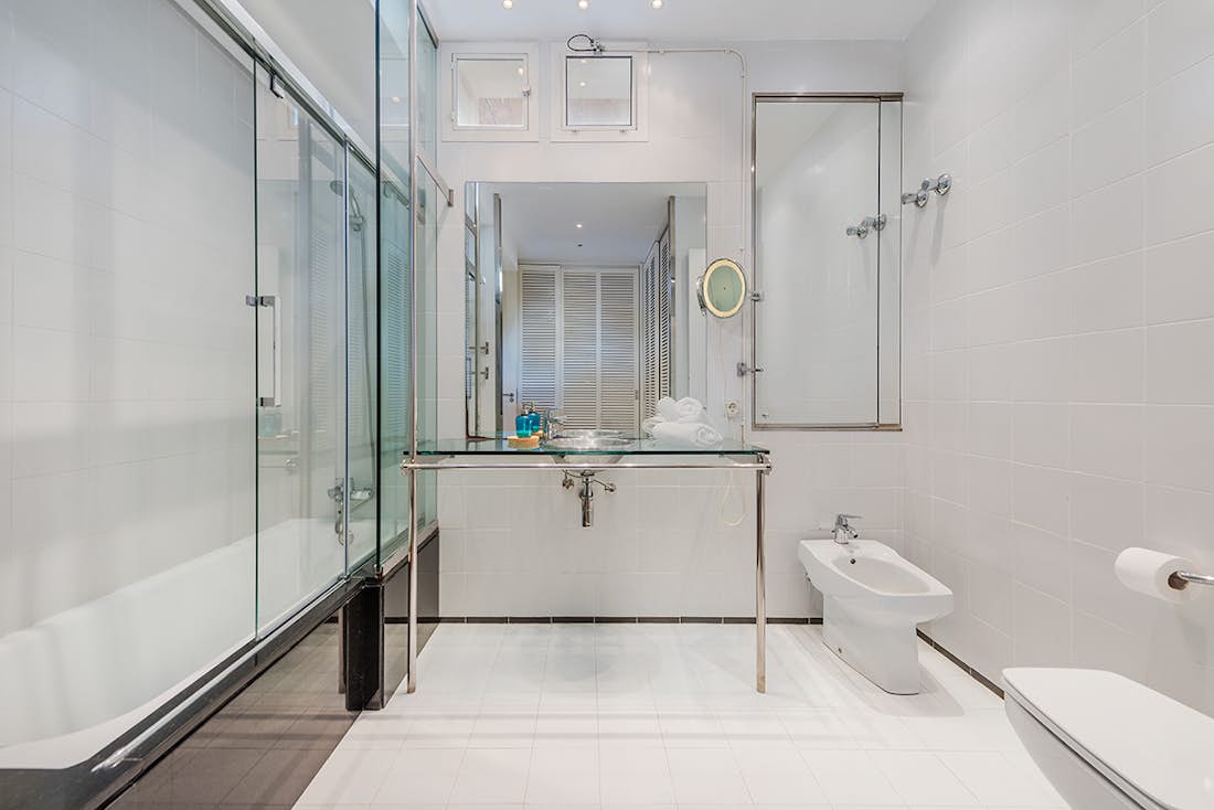 Modern bathroom amenities Private pool villa Mediterrania Mallorca