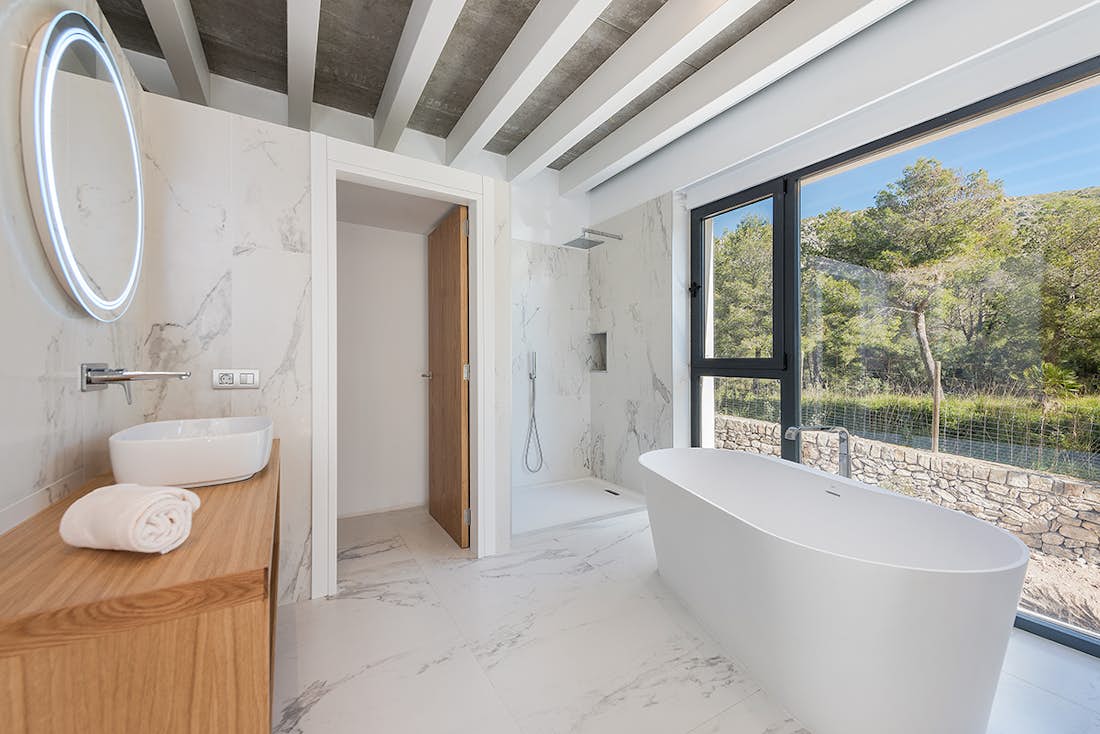 Majorque location - Villa Sky - Salle de bain exquise avec baignoire de luxe dans villa Sky de luxe familial à Mallorca