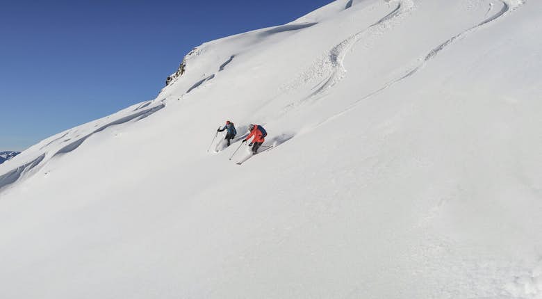 Two people skiing on slopes between Arc 1600 and Arc 1800 in Les Arcs