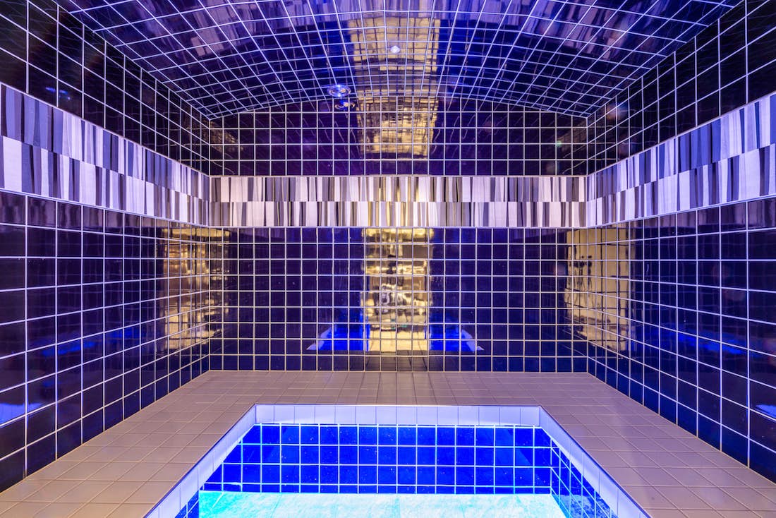Morzine location - Appartement Ourson - Un hammam à la mosaïque bleue dans l'appartement familial Ourson à Morzine