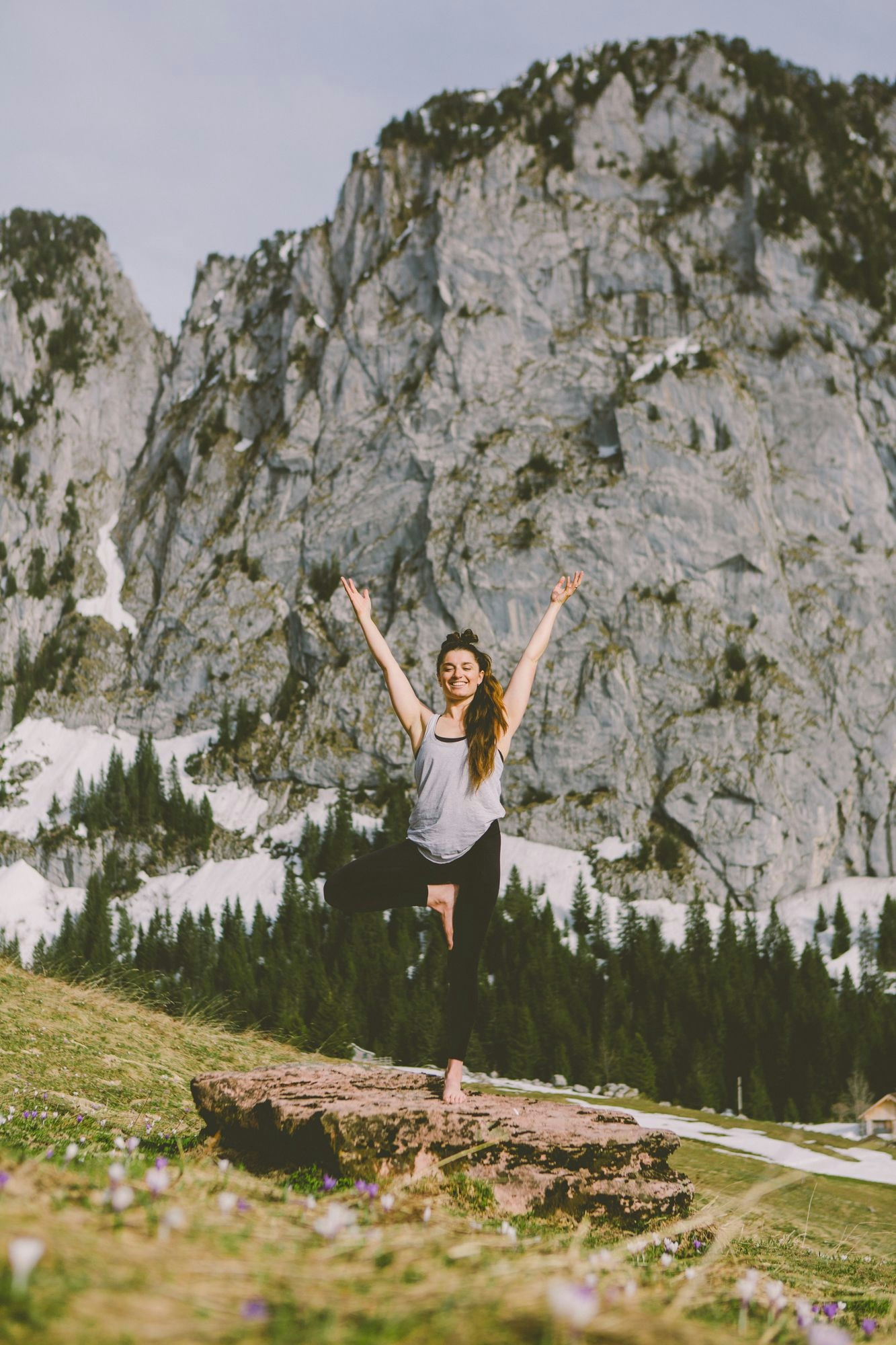 Emily Ruth pratique une pose de yoga dans les montagnes de Morzine Emily Ruth pratique pose yoga montagnes Morzine