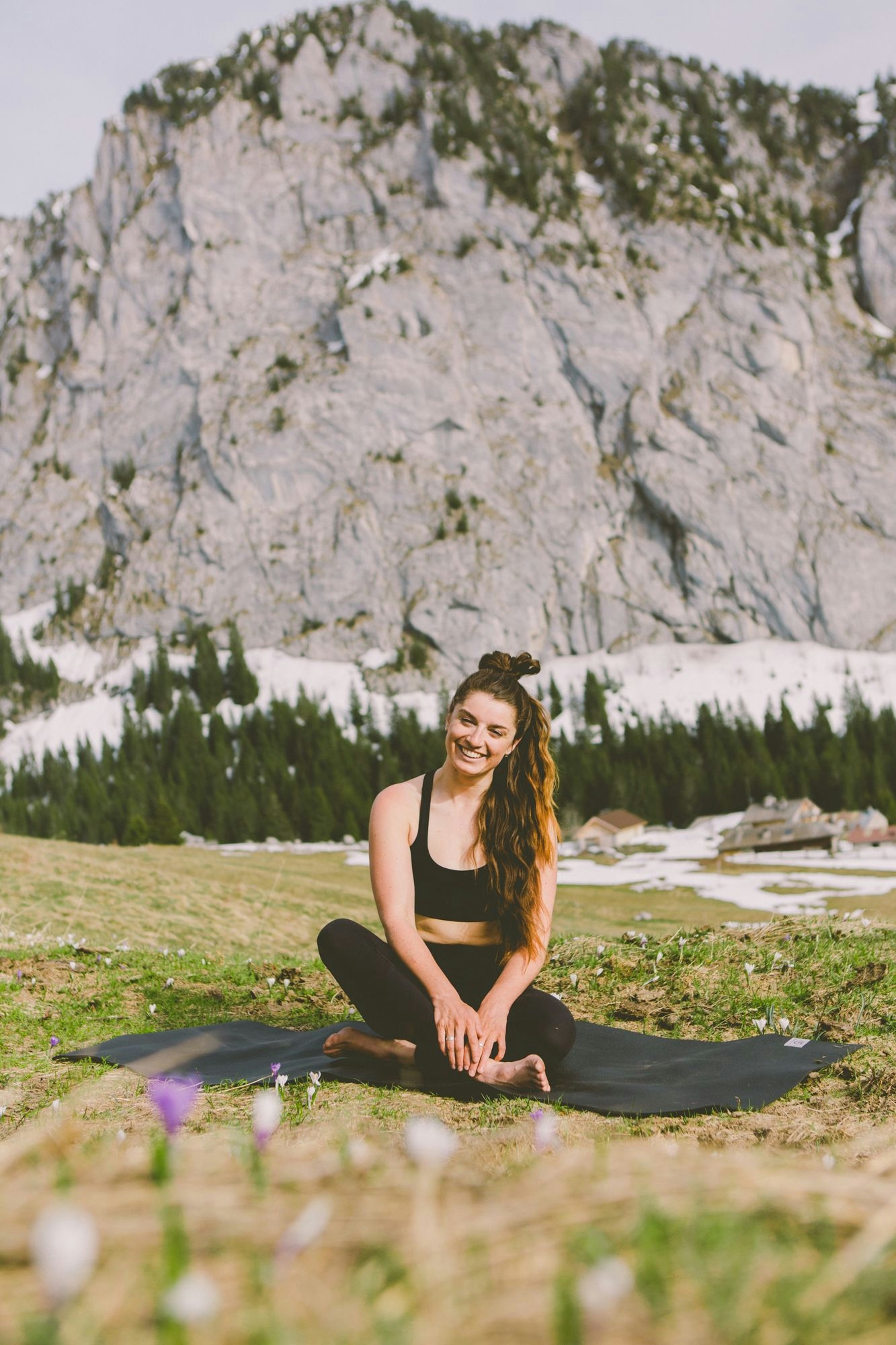 Emily Ruth prête cours yoga plein air Morzine