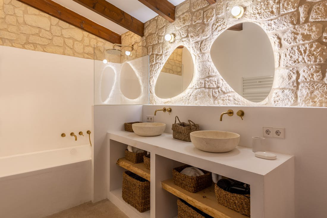 Mallorca alojamiento - Ca Na Bennassar - Luxury double ensuite bedroom at Mountain views villa Can Benassar in Mallorca