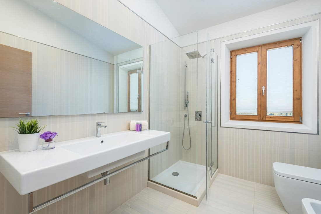 Mallorca accommodation - Villa Petit - Modern bathroom with walk-in shower at family villa Petit in Mallorca