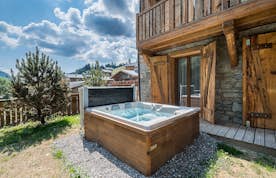 Outdoor hot tub mountain views ski in ski out chalet Moulin 2 Les Gets