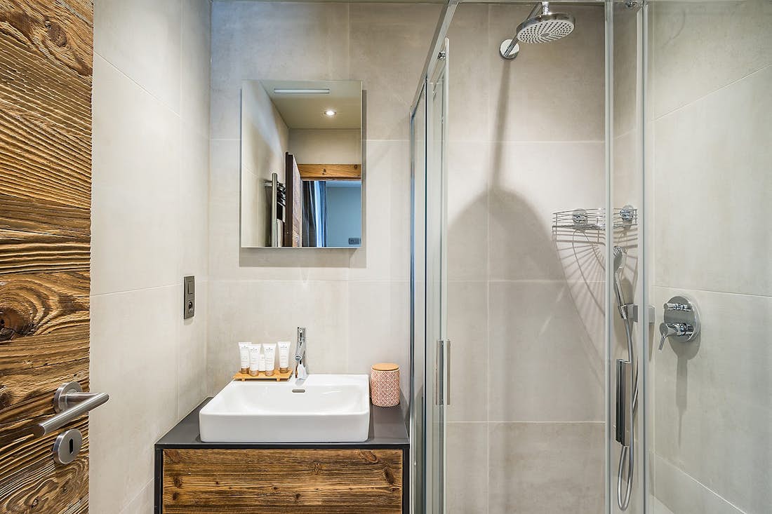 Salle de bain moderne douche à l'italienne chalet Moulin 2 Les Gets