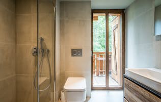 Les Gets accommodation - Chalet Moulin III - Modern bathroom walk-in shower alps chalet Moulin 3 Les Gets
