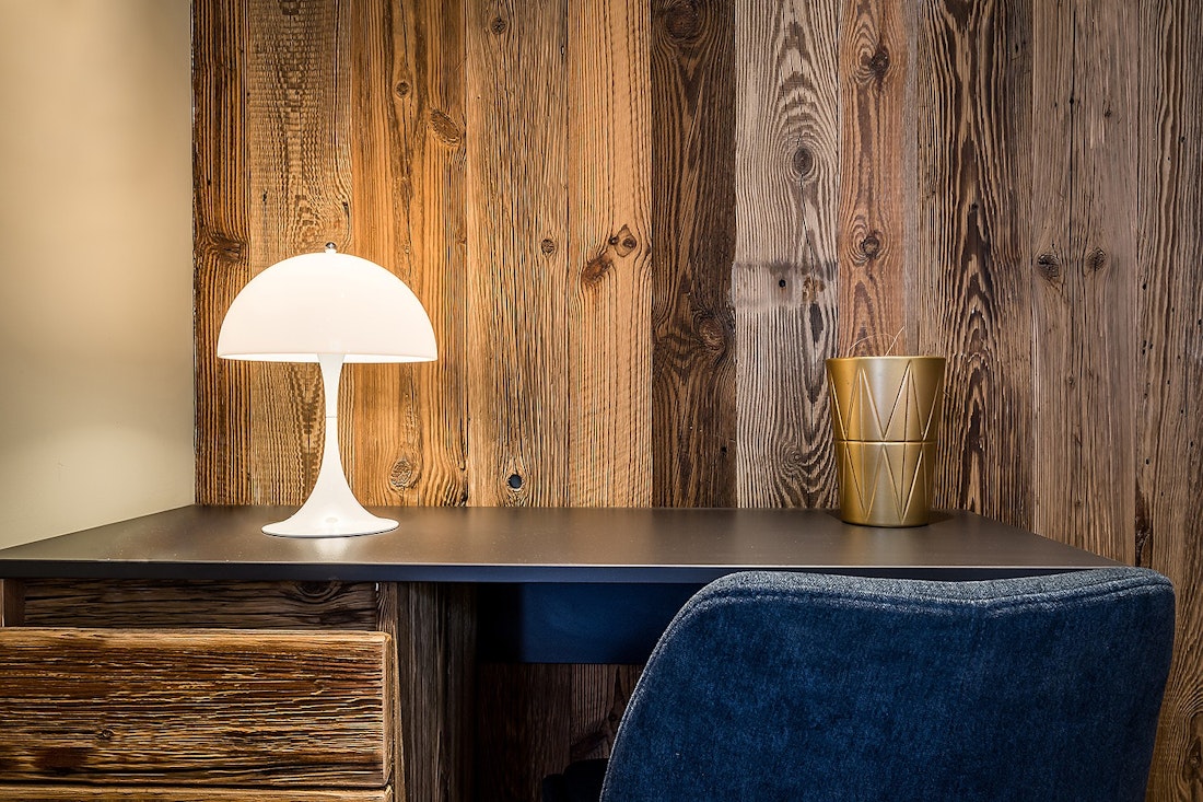 Black wooden desk white lamp confortable bedroom luxury chalet eco-friendly Moulin 1 Les Gets