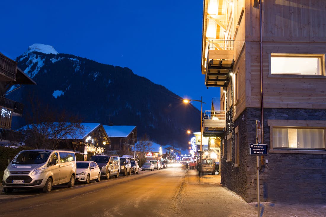Morzine accommodation - Apartment Etoile - Street view of Etoile accommodation by night in family apartment Etoile in Morzine