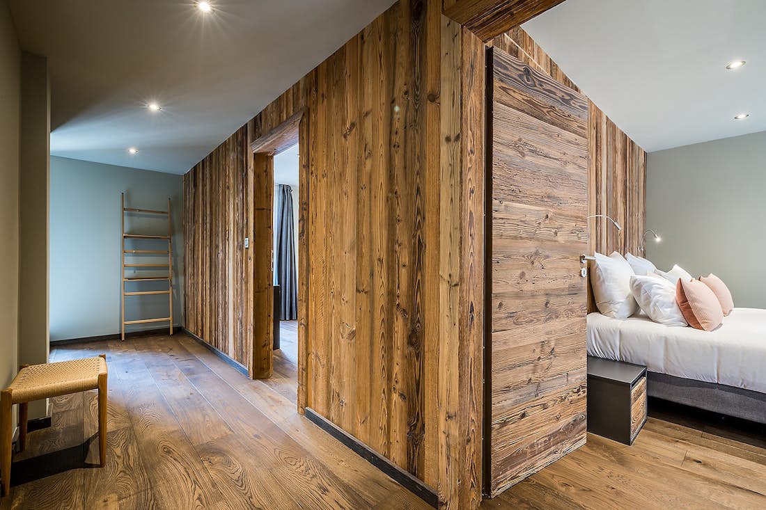 Couloir bois massif échelle bois chalet luxe alpes Moulin 2 Les Gets