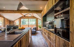 Les Gets accommodation - Chalet Moulin I - Comtemporary kitchen luxury alps chalet Moulin 1 Les Gets