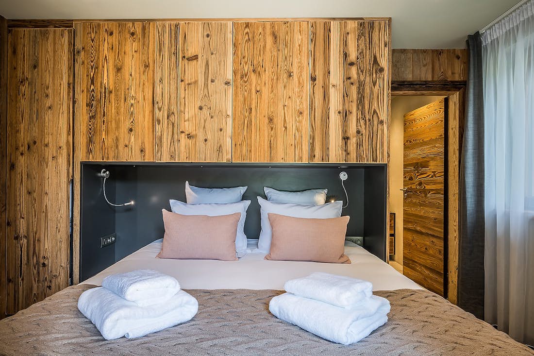 Large double bedroom en suite bathroom luxury chalet ski in ski out Moulin 1 Les Gets