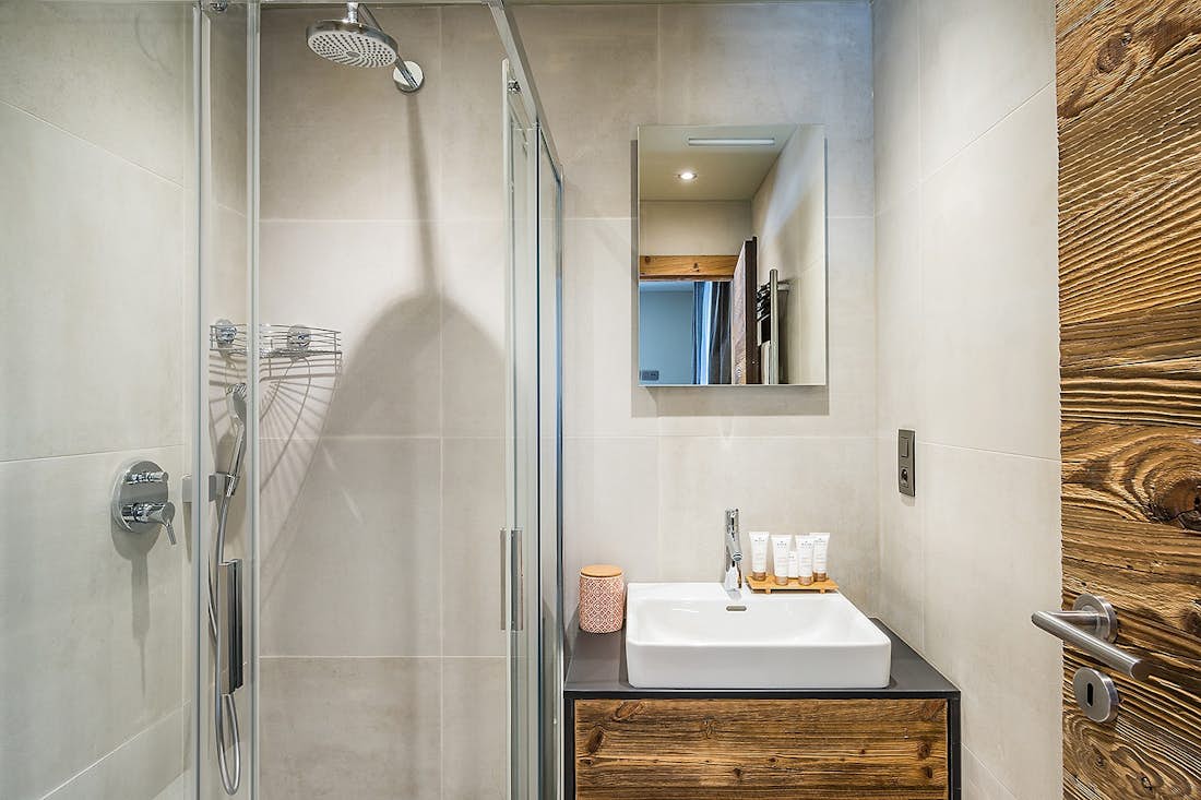 Salle de bain moderne douche à l'italienne chalet Moulin 1 Les Gets