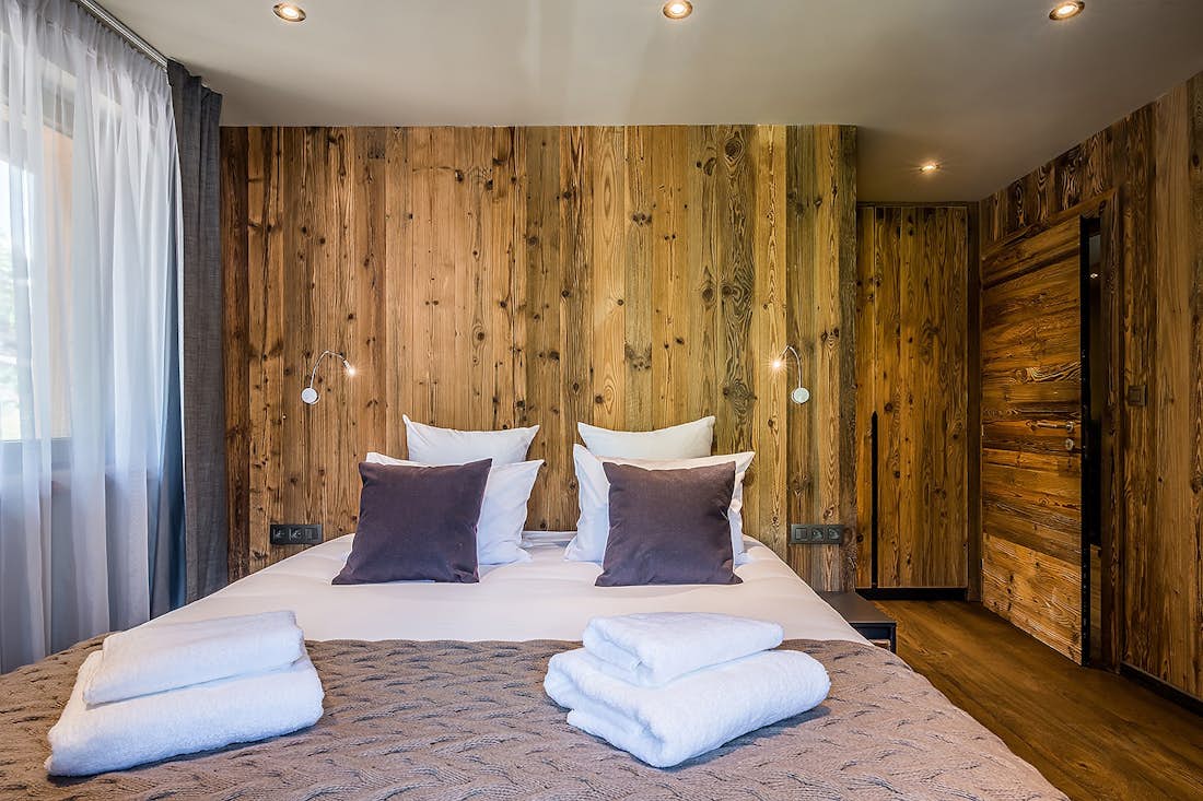 Les Gets accommodation - Chalet Moulin I - Cosy double bedroom with bed linen and towels at hot tub chalet Moulin 1 Les Gets