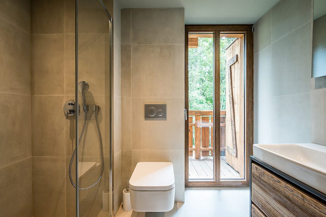 Les Gets accommodation - Chalet Moulin I - Modern bathroom with walk-in shower at ski in ski out chalet Moulin 1 in Les Gets