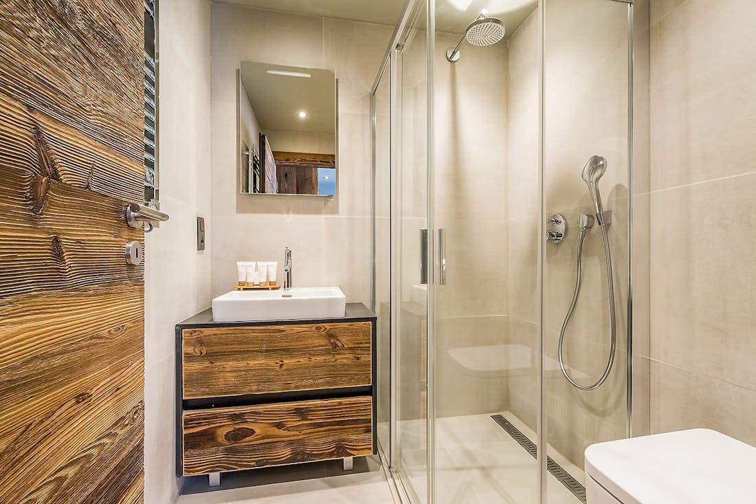 Salle de bain moderne douche à l'italienne chalet Moulin 3 Les Gets