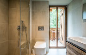 Les Gets accommodation - Chalet Moulin II - Spacious bathroom walk-in shower hot tub chalet Moulin 2 Les Gets