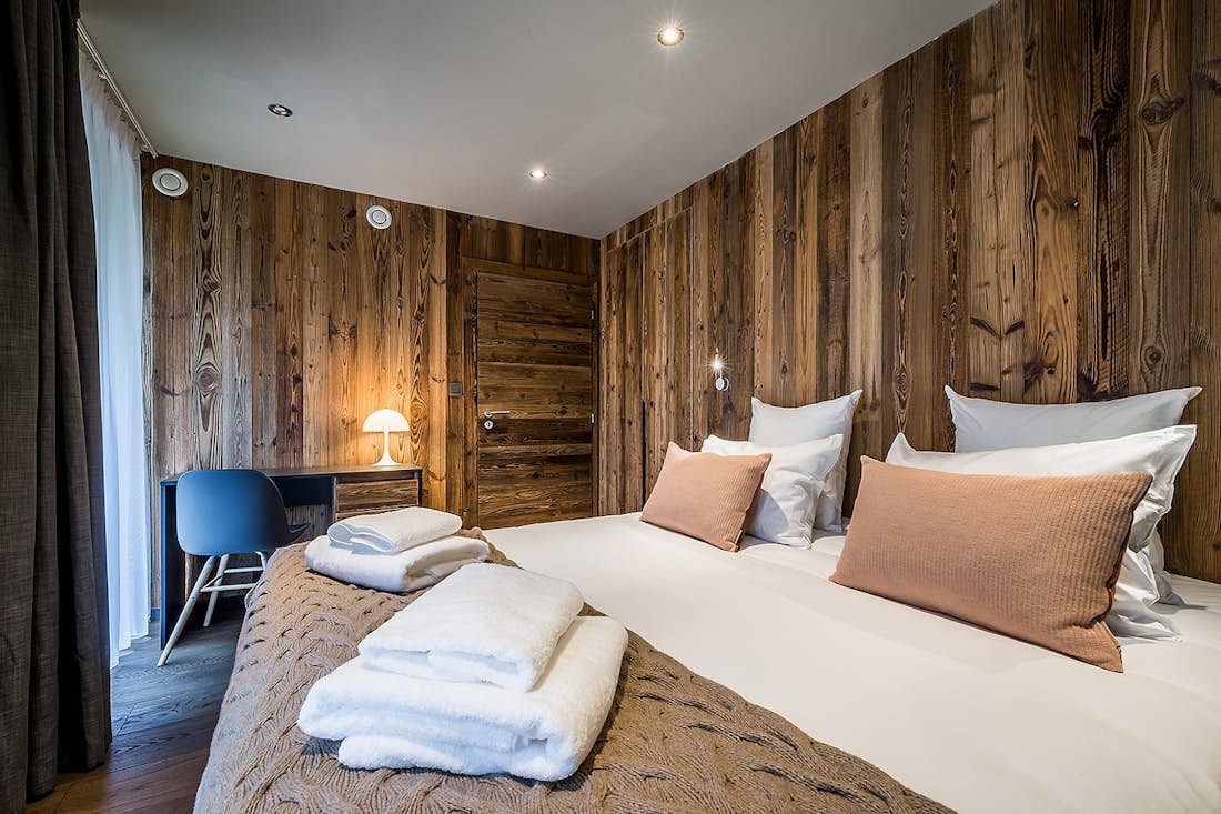 Chambre en suite murs bois chalet luxe jacuzzi Moulin 2 Les Gets