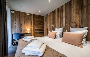 Les Gets accommodation - Chalet Moulin II - Wooden double bedroom desk hot tub chalet Moulin 2 Les Gets