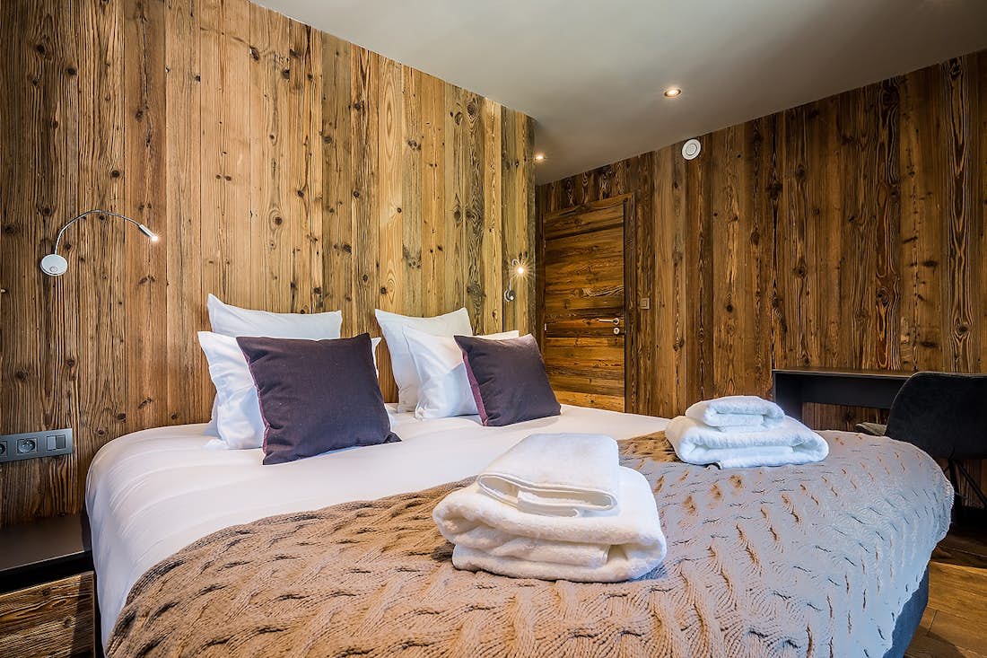 Les Gets accommodation - Chalet Moulin I - Cosy double bedroom with ample cupboard space and landscape views at hot tub chalet Moulin 1 in Les Gets