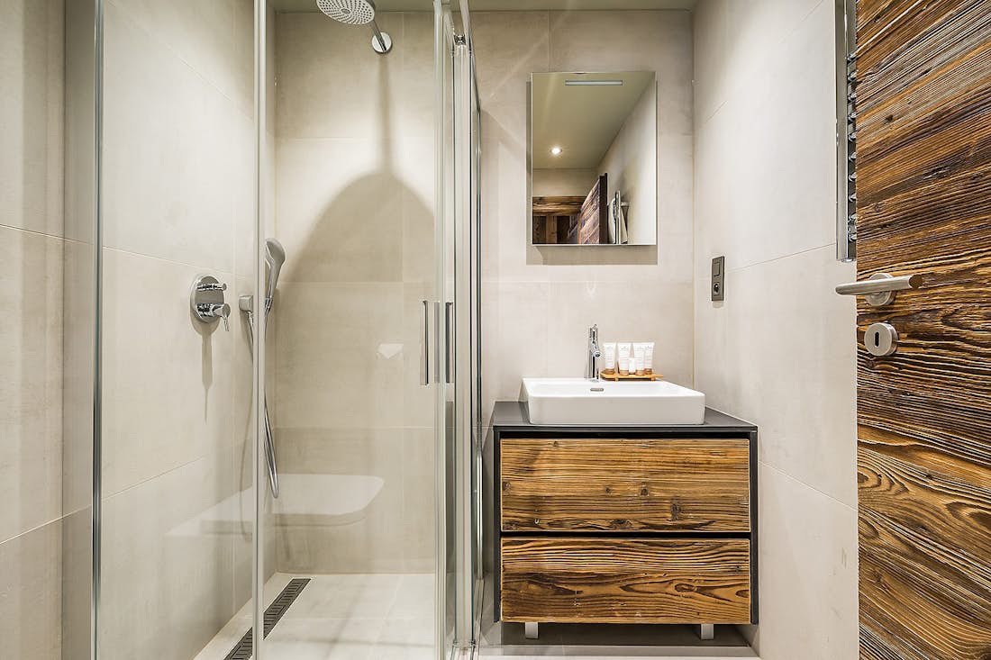 Spacious modern bathroom towels luxury chalet alps Moulin 1 Les Gets