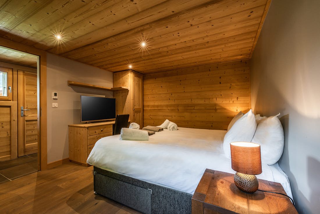Morzine accommodation - Chalet Balata - Contemporary double ensuite bedroom with TV at hotel services chalet Balata Morzine