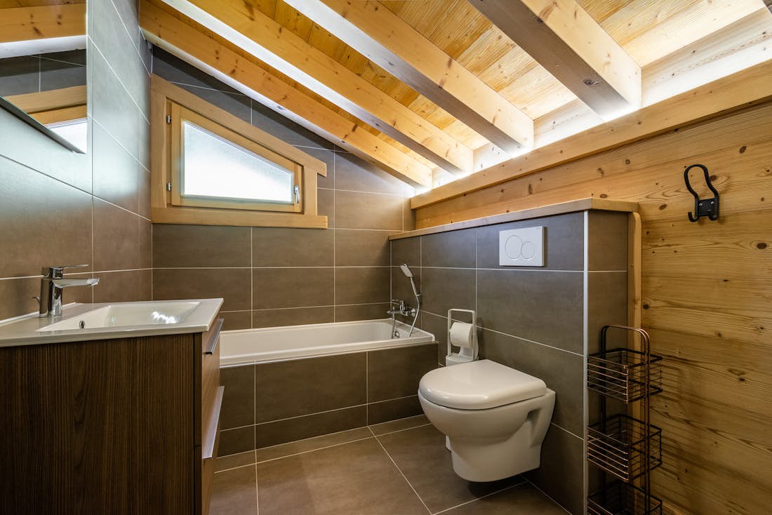 Morzine accommodation - Chalet Balata - Luxury bathroom with bathtub and toilet at hotel services chalet Balata Morzine