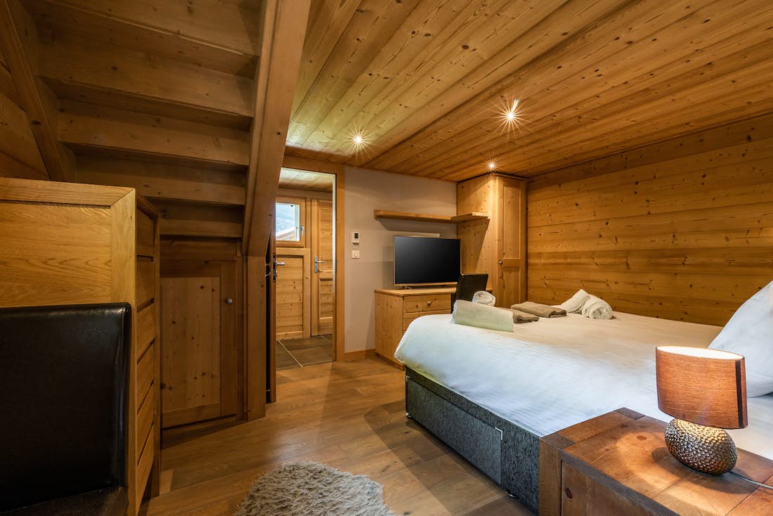 Morzine accommodation - Chalet Balata - Cosy double bedroom with ample cupboard space and TV at hotel services chalet Balata Morzine