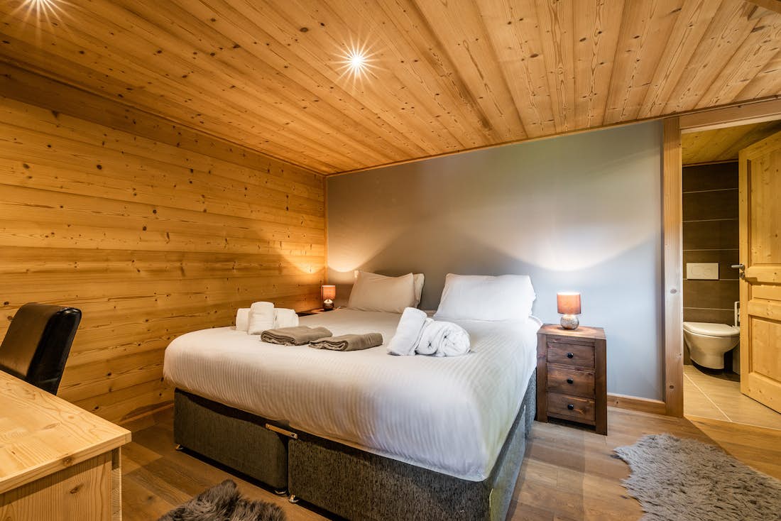 Morzine accommodation - Chalet Balata - Ensuite bedroom with fresh towels and linen hotel services chalet Balata Morzine