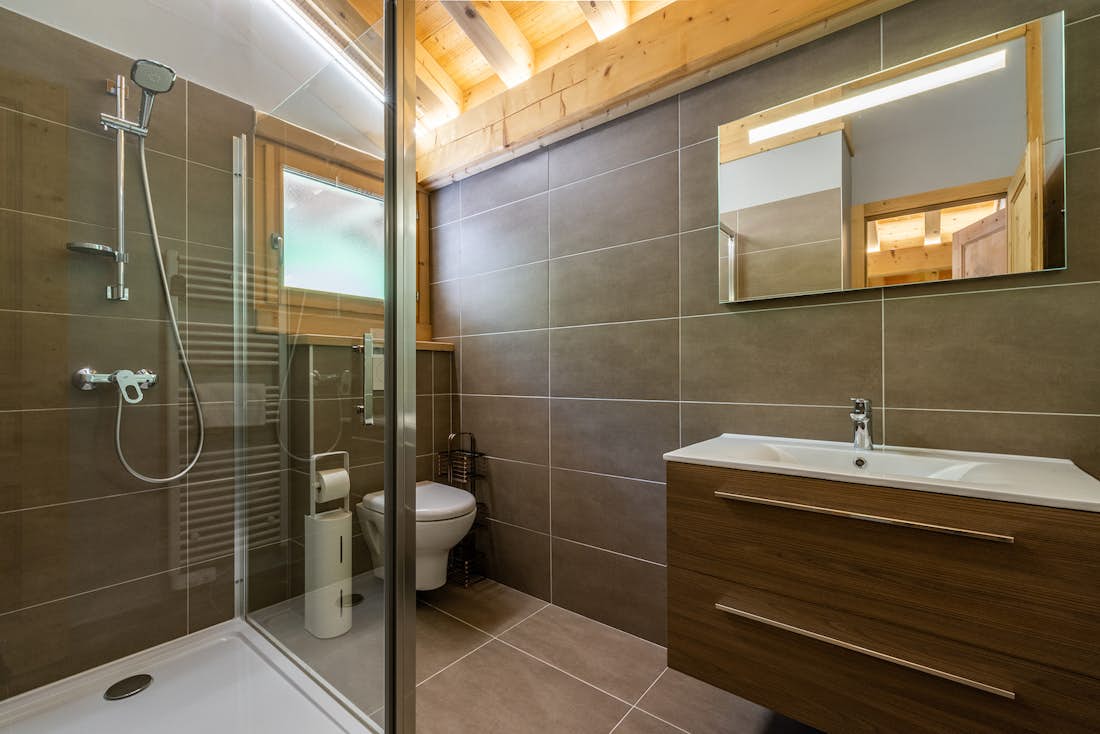 Morzine accommodation - Chalet Balata - Modern bathroom with walk-in shower at eco-friendly chalet Balata Morzine