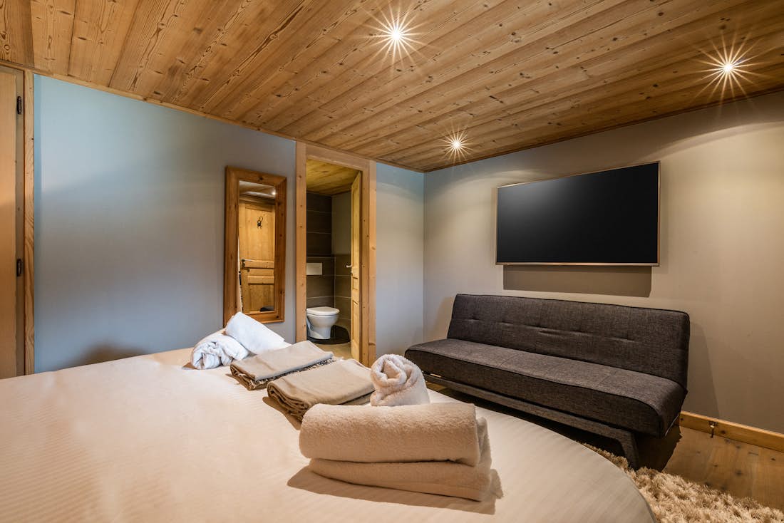 Morzine accommodation - Chalet Balata - Cosy double bedroom with bed linen at family chalet Balata Morzine