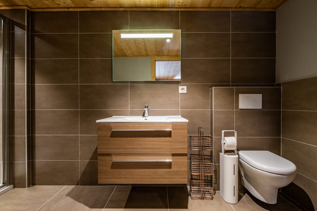 Salle de bain luxueuse douche à l'italienne chalet Balata Morzine