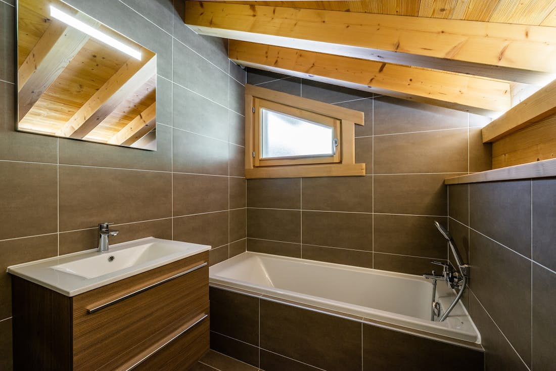 Morzine accommodation - Chalet Balata - Spacious bathroom with bathtub at hotel services chalet Balata Morzine