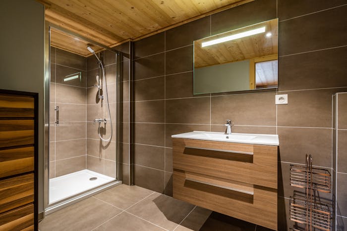 Salle de bain moderne douche à l'italienne chalet Balata Morzine