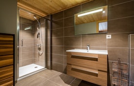Modern bathroom walk-in shower family chalet Balata Morzine