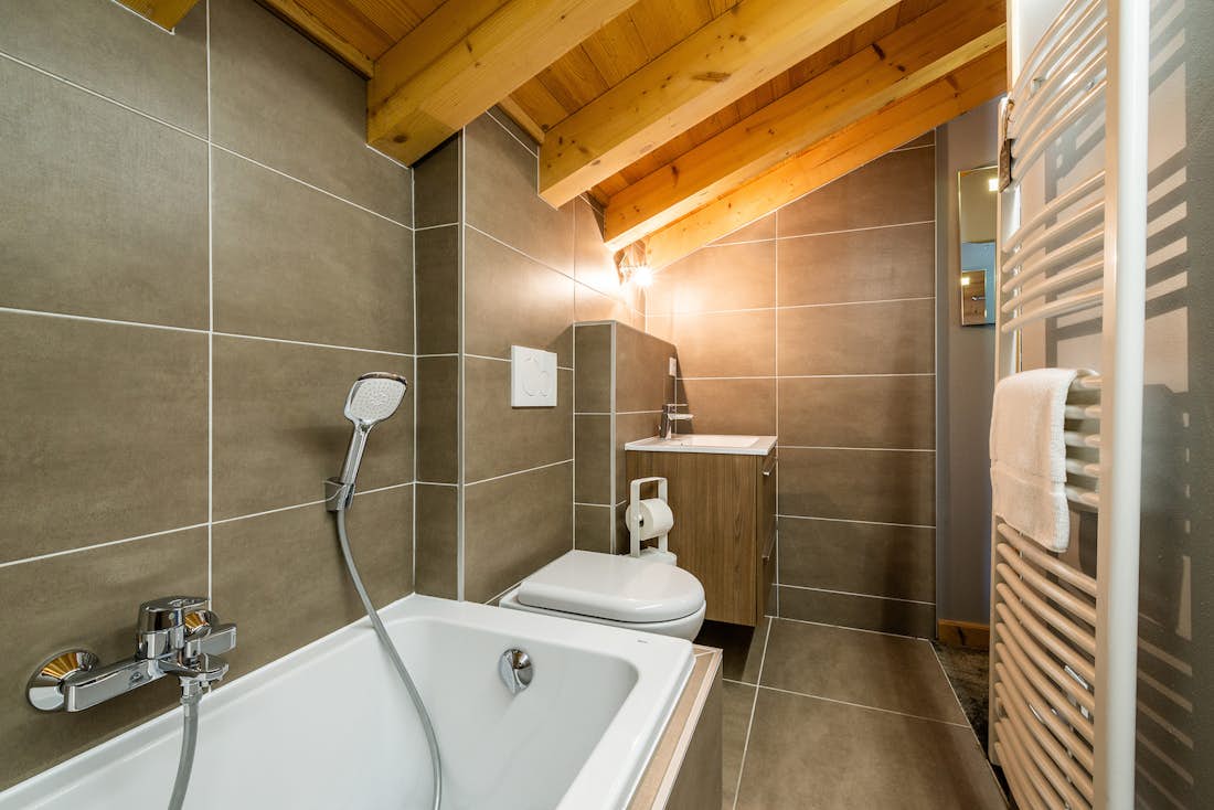 Morzine accommodation - Chalet Balata - Luxurious bathroom with walk-in shower and bathtub at hot tub chalet Balata Morzine