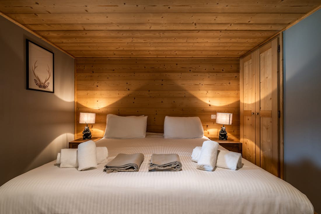 Chambre double confortable linge de lit serviettes chalet Balata Morzine