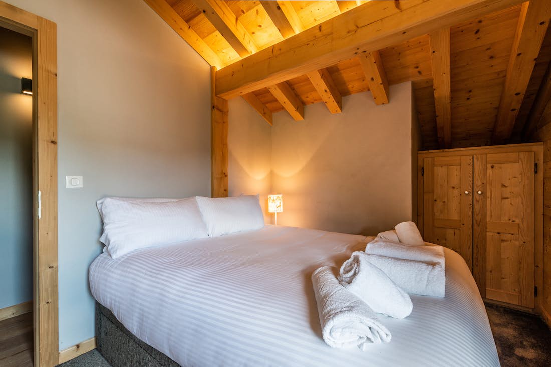 Chambre double spacieuse linge de lit vue paysage chalet Balata Morzine