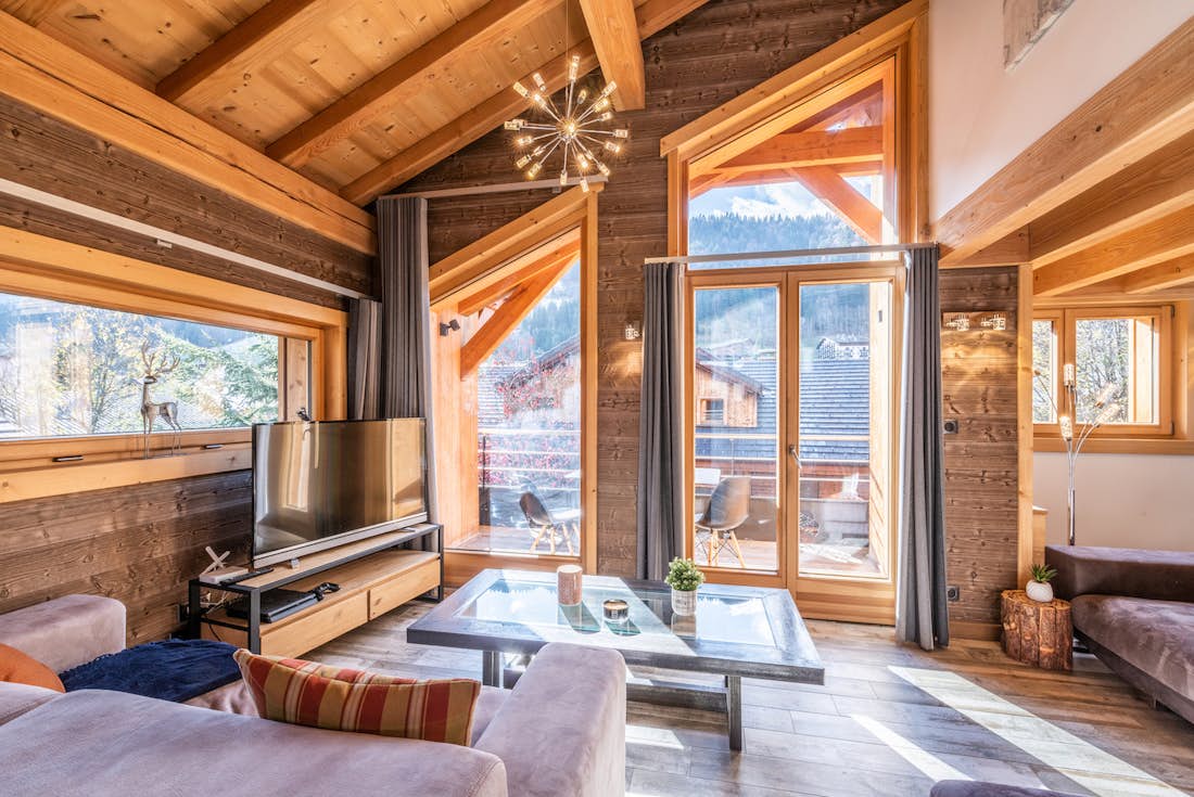 Morzine accommodation - Apartment Etoile - Modern living room with large terrace and mountain views in luxury hot tub apartment Etoile Morzine