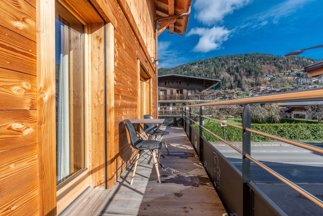 Grande terrasse bois vue montagne Alpes appartement de luxe Ourson Morzine